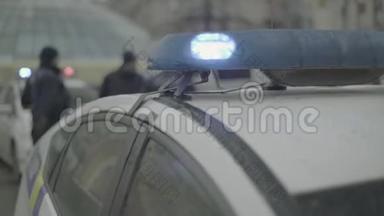 在<strong>犯罪</strong>现场的警察。 闪光的警察闪光器。 基辅。 乌克兰